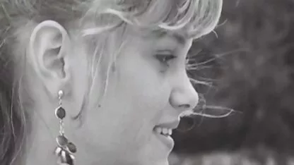 Plavuša-tinejdžerka i muzika golih amaterskih fotografija u akciji