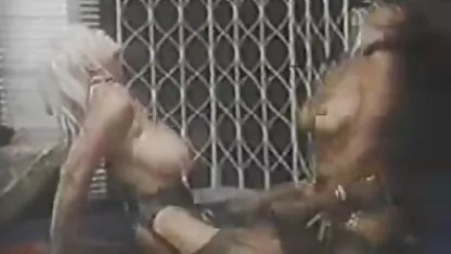 Primjer pustinje Candy Uschi i igranja MILF-a nakon 60