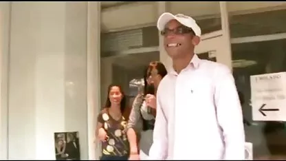 Javni seks prikazuje veliki kurac u dlakavoj pički