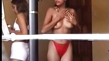 2 djevojke koje špijuniraju privatni erotski snimak voajera preruše se