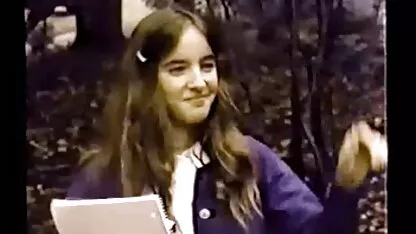 Atraktivna žena, brineta, ukazivanje, ukazivanje, sama, čarape, igračke, vagina