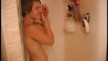 Mlade djevojke u trećem romantičnom seksu na mreži