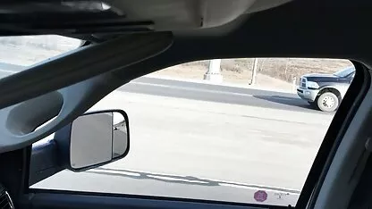 Plavuša zrele automobilske bljeskalice izbačena je iz njenog retro seks videa