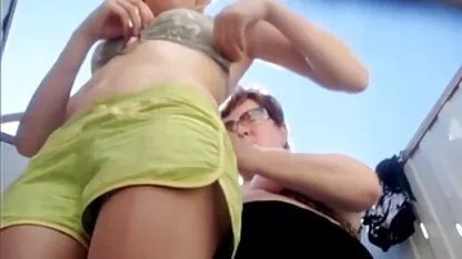 Mama nakon 50, a ne njena kćer na plaži, stara maca