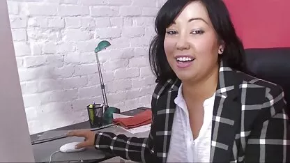 Debela azijska djevojka koja radi u grubom jebanju maca