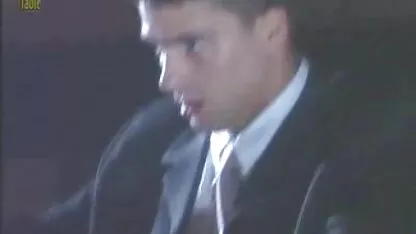 Noge ispod stola seksi gole komade