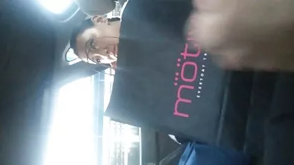 Čovjek u autu treperi djevojkama seks video mladi