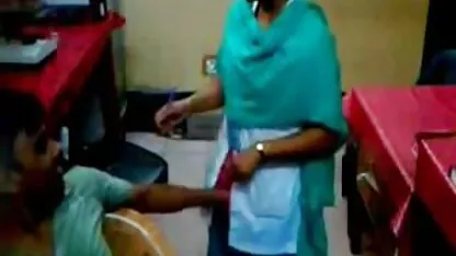 Tehničar se igra kod bolničkog doktora Sonimuri Sex Dada sa unukom