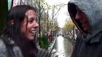 Prava drolja sisa turisticku dlakavu macu Hajde hrcka