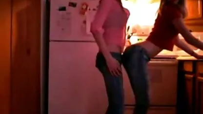 Vruće djevojke plešu i briju mačkice ljubeći se fotografijama