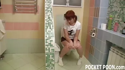 Tinejdžerska magarca uhvaćena sa svojim sustanarom u seksu u videu