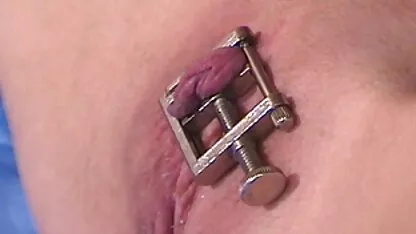 Bond je otvoren usnim usnama vezanim za krevet kod kuće. Napaljena milf je