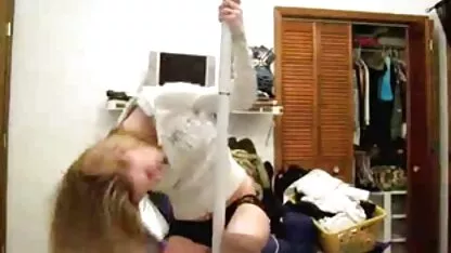 Djevojčica koja pleše i brije macu i sise